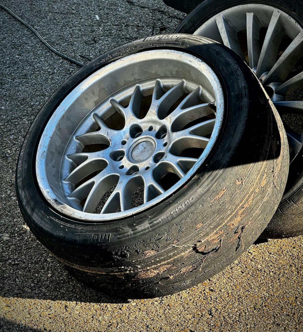 a tire and rim sitting on the ground